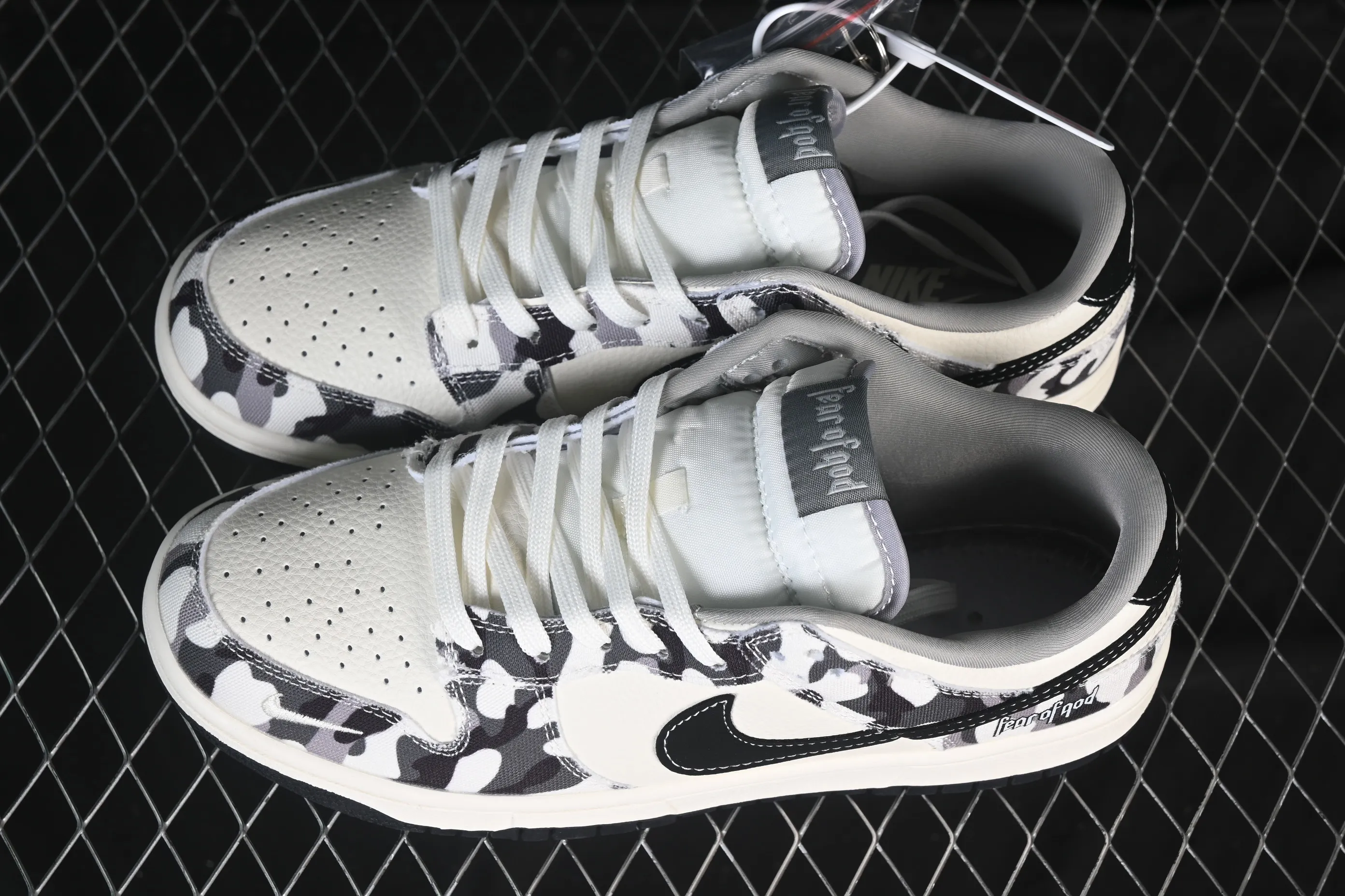 All Categories Nk SB Dunk Series Nk SB Dunk Low High-end Customized Low-top Shoes Nike SB Dunk Low Gray Camouflage Anniversary High-end Customized Low-top Casual Shoes SR2025-002
